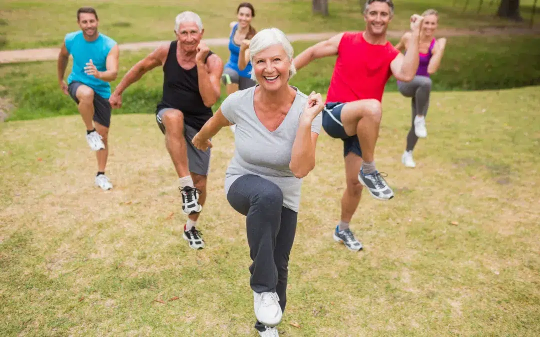 Pessoa praticando exercício físico ao ar livre, representando os benefícios da atividade física e saúde.