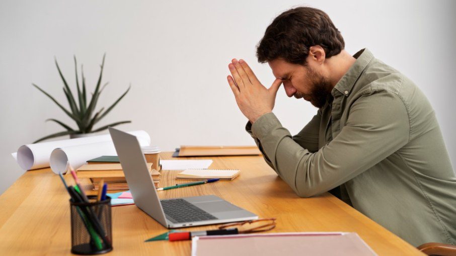 Pessoa meditando ao ar livre ao entardecer, simbolizando o equilíbrio entre carreira e vida espiritual.