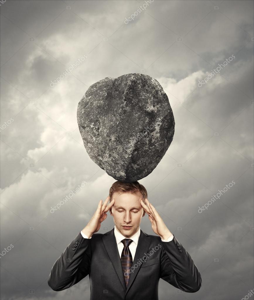 Pessoa meditando ao pôr do sol, simbolizando o equilíbrio entre sabedoria e autodomínio