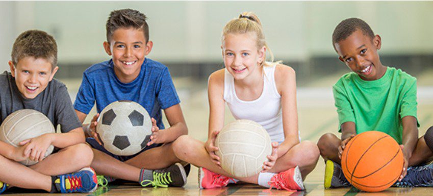 “Jovem atleta treinando em equipe ao ar livre, representando os benefícios do treinamento esportivo para jovens com foco em saúde e desenvolvimento.”