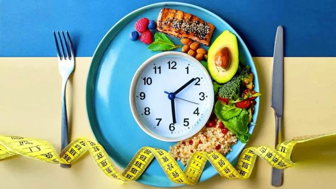 Pessoa praticando jejum intermitente com foco em saúde, bem-estar e emagrecimento natural.