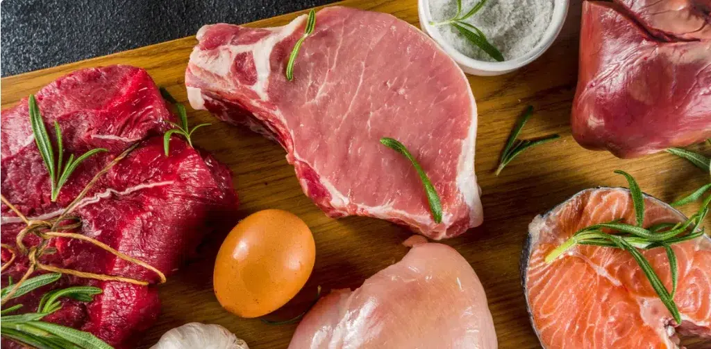 Prato com carnes vermelhas e ovos representando a dieta carnívora emagrece